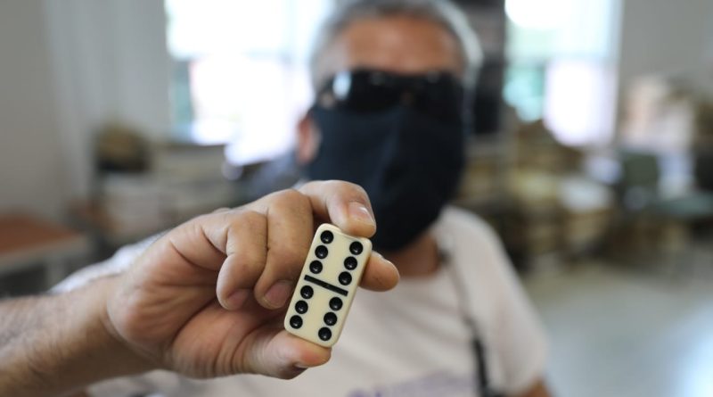 Con torneo de dominó, invidentes fortalecen su aprendizaje del Braille