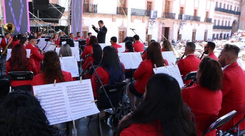 Zacatecanos y visitantes disfrutan el repertorio excepcional de la Banda Sinfónica del Estado en el FCZ 2024