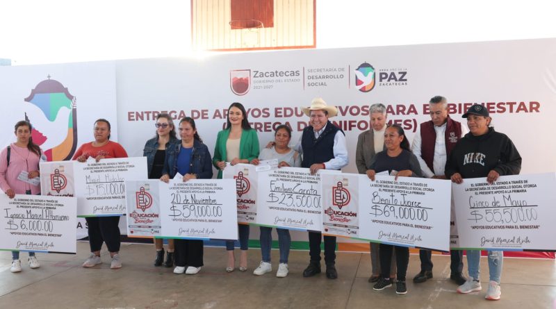 Reciben 2 mil estudiantes de Pánuco uniformes y útiles escolares gratuitos