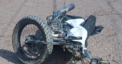 Otro accidente en Jalpa: motociclista impacta camioneta en pleno centro