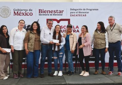 Encabeza Gobernador David Monreal entrega de tarjetas del programa La Escuela es Nuestra a planteles de Fresnillo