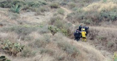 Motociclista cae a arroyo de 20 metros en La Bufa; Protección Civil atiende doble emergencia vial