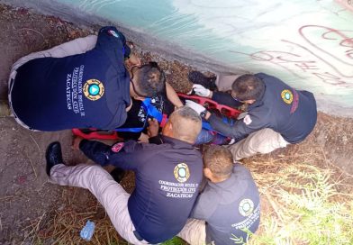 Rescatan a mujer localizada al interior de un arroyo; fue trasladada para valoración médica