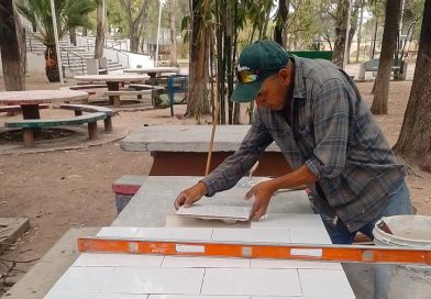 Calvillo rehabilita mesas del Parque Infantil para mejorar espacios de convivencia familiar