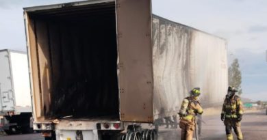 Controlan incendio en caja de tráiler sobre la Carretera Federal 45