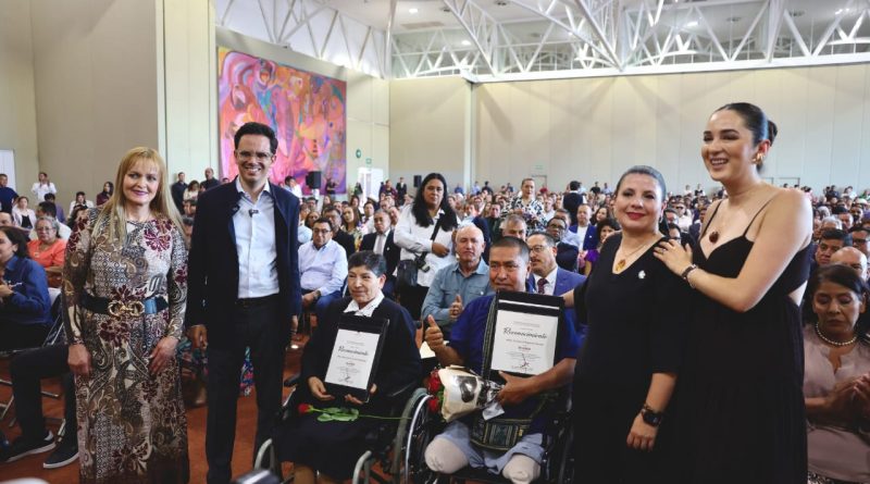 Gobierno de Zacatecas reconoce a las y los docentes; otorga reconocimientos por 30 y 40 años de servicio