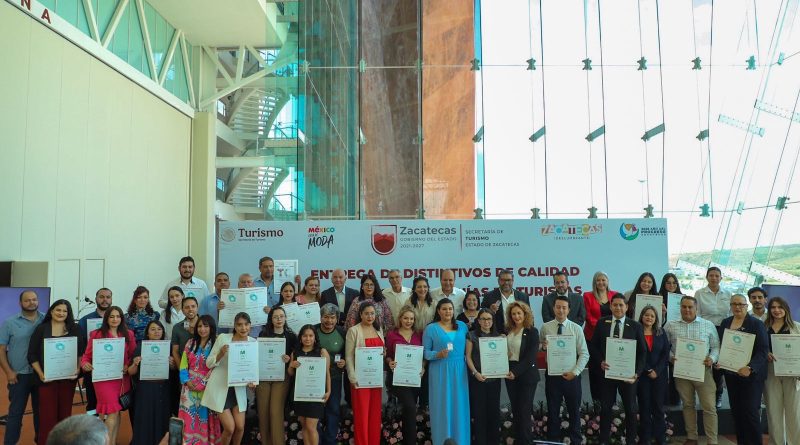Entregan gobiernos de México y de Zacatecas distintivos de calidad y credenciales a guías de turistas
