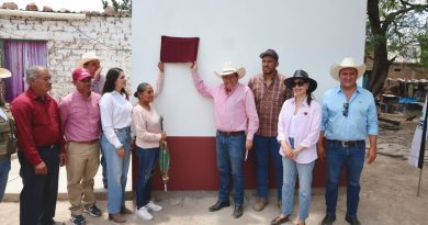 Entrega Gobernador David Monreal cuartos para baño y dormitorio a familias de El Mezquite, en Fresnillo