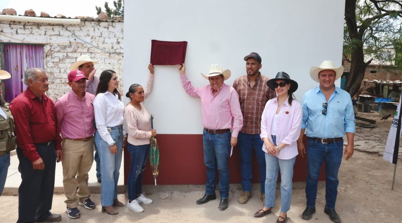 Entrega Gobernador David Monreal cuartos para baño y dormitorio a familias de El Mezquite, en Fresnillo