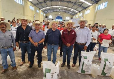 Impulsa Gobernador David Monreal la producción agropecuaria con entrega de semilla de avena y especies menores en Genaro Codina
