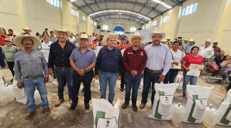 Impulsa Gobernador David Monreal la producción agropecuaria con entrega de semilla de avena y especies menores en Genaro Codina