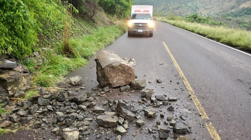 Por lluvias, Moyahua refuerza vigilancia ante derrumbes en carreteras