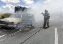 Bomberos controlan incendio vehicular con tanque de gas LP sobre la Carretera Federal 54