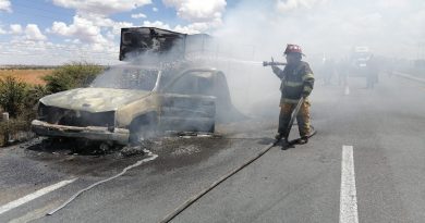 Bomberos controlan incendio vehicular con tanque de gas LP sobre la Carretera Federal 54