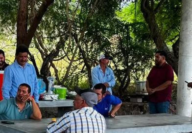 Reconocen en Apozol a padres de familia que laboran en la administración municipal