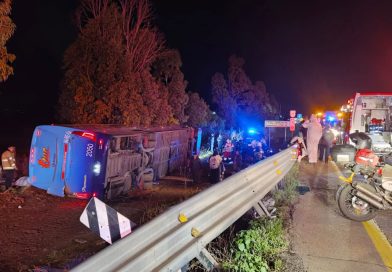 Dos personas fallecen y 14 resultan lesionadas tras volcadura de autobús en la carretera 45