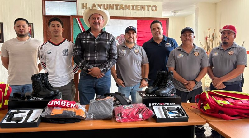 Entregan uniformes y equipo a Protección Civil y Bomberos de Tabasco