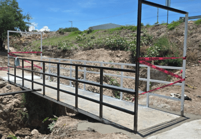 Construyen puente peatonal para mejorar movilidad y desfogue pluvial en la colonia Guerrero
