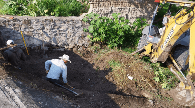 Refuerzan acciones preventivas con limpieza y desazolve en el arroyo de Tenolco