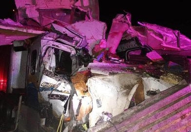 Atienden cuerpos de emergencia choque frontal entre tractocamiones en la carretera 45D