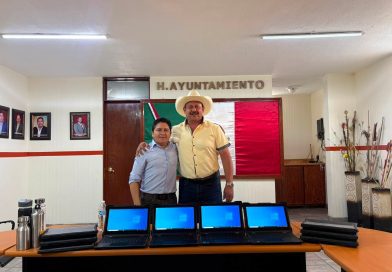 Entregan 10 laptops al EMSaD Colonia Pedro Raygoza en Tabasco