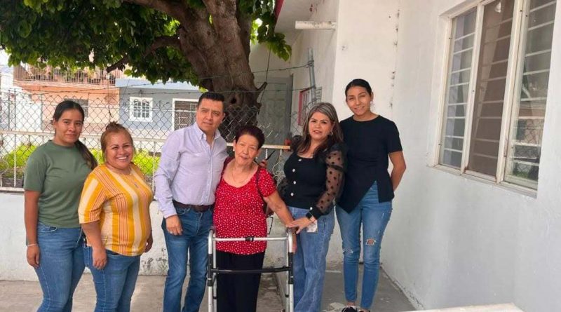 Entregan tarjetas y aparatos funcionales a personas con discapacidad en Apozol