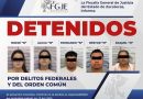 Cateos simultáneos en Tabasco dejan cinco detenidos; aseguran arma de uso exclusivo y presunta droga