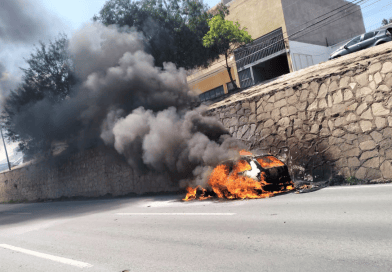Sofocan incendio de vehículo sobre bulevar a la altura de la colonia INDECO