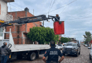 Retiran objetos colgados en cableado de alumbrado público en Calvillo