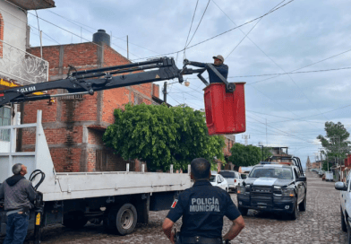 Retiran objetos colgados en cableado de alumbrado público en Calvillo