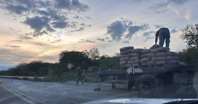 Se ladea carga de cemento y limita circulación en la carretera 70, a la altura de Santa Juana