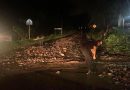 Derrumbes por lluvias afectan la carretera federal 54 en Apozol