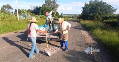 Entre Palas Y Carretillas, Habitantes Hacen Frente A Los Baches De La Carretera Jalpa–Nochistlán