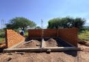 Avanza construcción de sanitarios en campo de béisbol de Agua Blanca