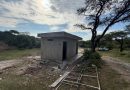 Avanza construcción de sanitarios en el campo de béisbol de El Aguacate de Abajo