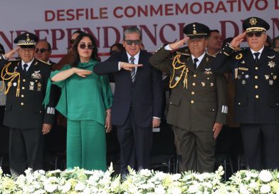 Preside Gobernador David Monreal desfile cívico-militar por el 216 aniversario de la Independencia de México