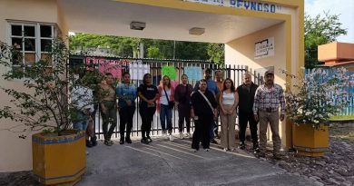 Padres de familia toman secundaria en Juchipila; exigen tercer grupo ante sobresaturación