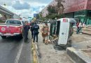 Volcadura frente a la Presidencia Municipal de la capital, moviliza a cuerpos de emergencia
