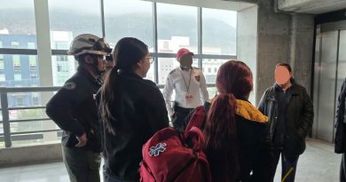 Rescatan a dos personas atrapadas en elevador de un centro comercial en la capital zacatecana