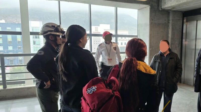 Rescatan a dos personas atrapadas en elevador de un centro comercial en la capital zacatecana
