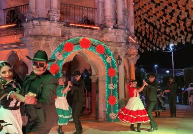 Grupo de danza Xochiquetzal llena de música, color y tradición el Festival de Día de Muertos en Jalpa