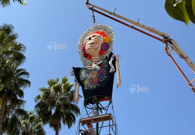 Catrina monumental de 18 metros de altura comienza a tomar forma en la plaza principal de Jalpa